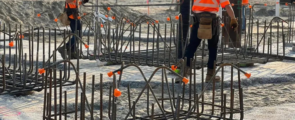 Exemple d'utilisation de bouchons pour tuyau de PVC sur chantier de construction.