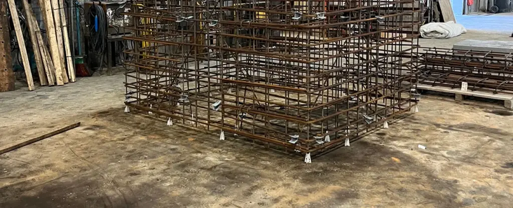 Structure métallique dans un atelier industriel.