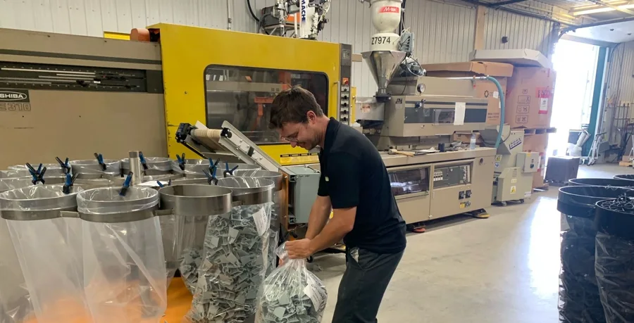 Homme travaillant dans une usine de fabrication Plasti-Tom.