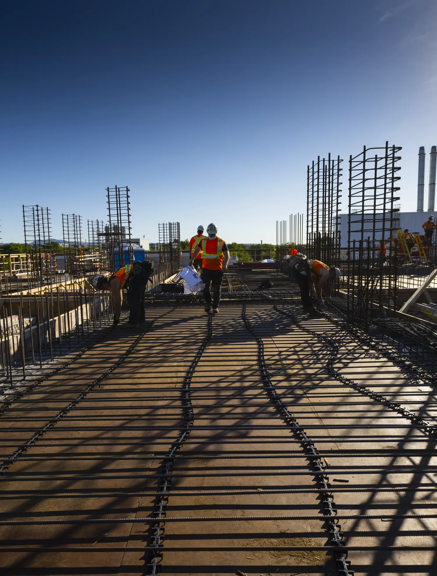Ouvriers en chantier de construction sous soleil.