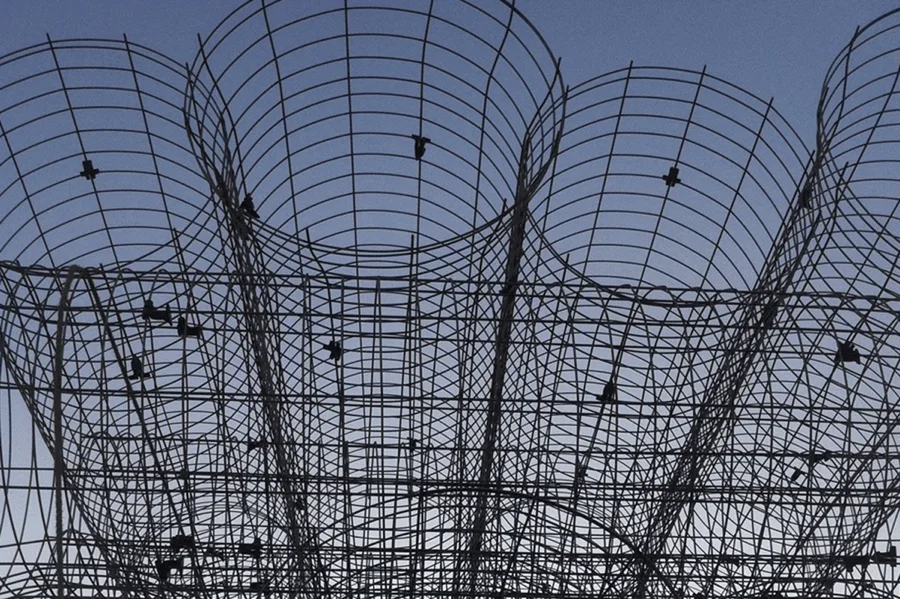 Structure en treillis sous ciel bleu.