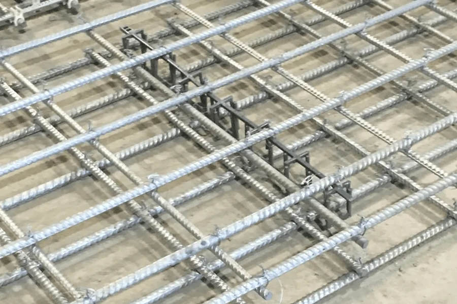 Treillis métallique sur une surface de béton.