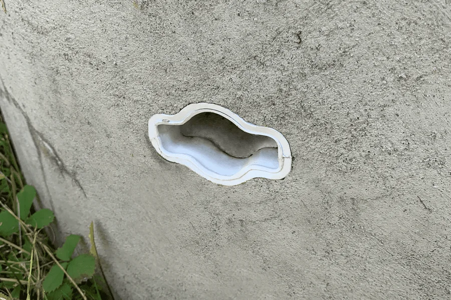 Pièce de plastique Plasti-Tom dans un tuyau de béton.