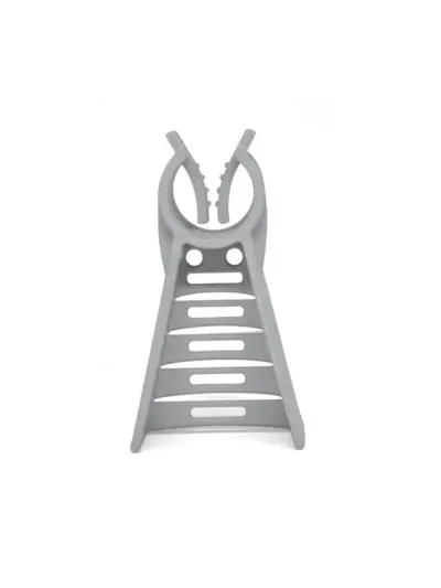 Pince en plastique gris avec rainures.