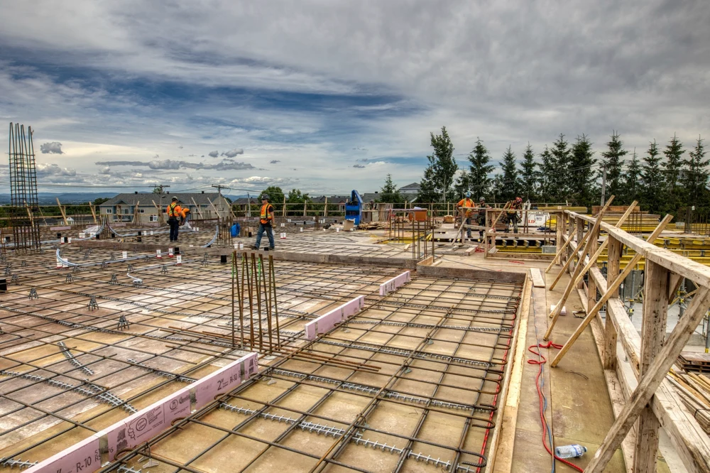 Ouvriers préparant une dalle en béton sur un chantier
