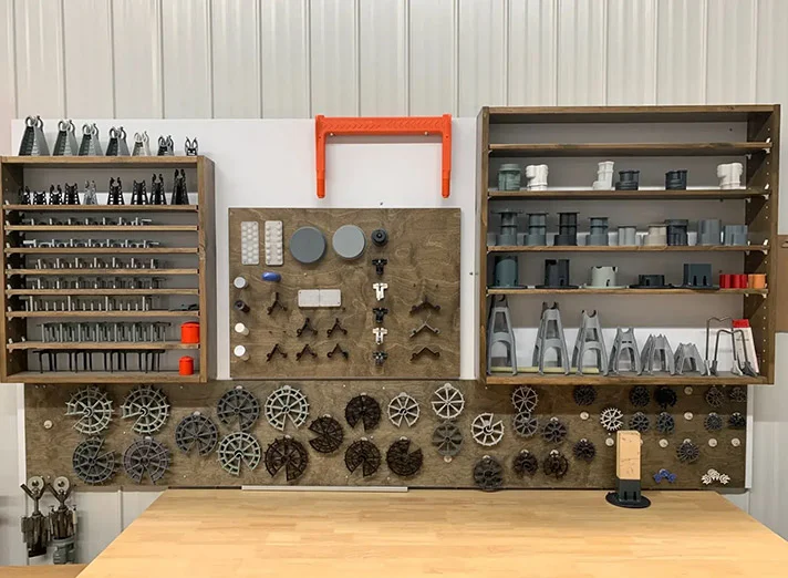 Atelier avec étagères et produits Plasti-Tom organisés sur un mur.