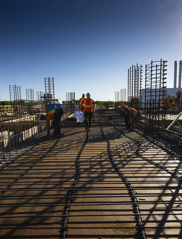 Ouvriers en chantier de construction sous soleil.